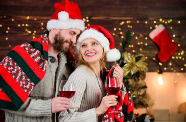 Çiftler için Noel fikirleri. Kırmızı şarapla romantik bir randevu. Aşık erkek ve kadın kucaklaşmanın keyfini çıkarıyorlar. Romantik çift. Aile kış tatilini evde kutlar. Romantik bir akşam