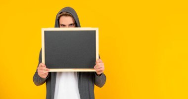 Kara tahtanın arkasındaki erkek. Yararlı bilgi için yer. reklam kopyalama alanı.