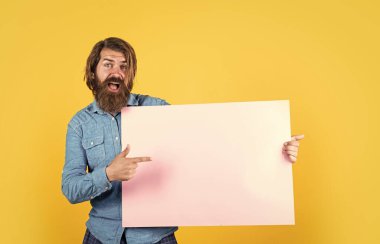 Bunu görmelisiniz. Mutlu adam reklam işi. Pazarlama tasarımın için. Terfi ve yaratıcılık için bir yer. Boşluk kağıdı kopyala. Olgun sakallı erkek. anonsunu bu pankarta koy