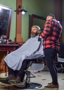 Berber dükkânı görgü kurallarını bilmen gerek. Usturayla tıraş oluyorum. Berber dükkanında olgun bir adam. Kuafördeki kaba sakallı adam. Profesyonel berber ve müşteri. Hippi adam yeni saç stili istiyor.