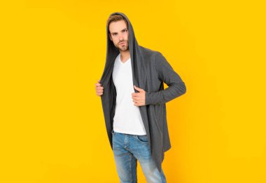 Kendine güvenen ve yakışıklı, tıraşsız adam. Erkek modası. Erkeklerin güzelliği.