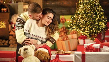 Yılbaşı zamanı. Yeni yılı birlikte geçireceğiz. Birbirlerine aşık çiftler. Yılbaşı partisini eşinizle kutlayın. son tatil hazırlıkları. Erkek ve kadın Xmas 'ta mutlu. Sevgili için bayram hediyeleri