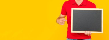 Kopya alanı olan tebeşir uçlu parmakla kesilen adam, duyuru.