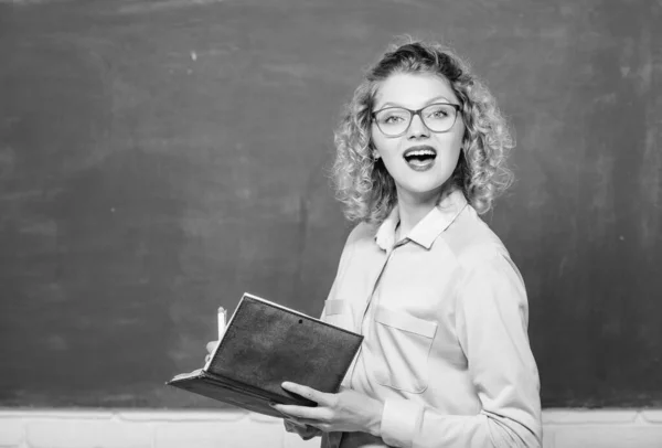 Leidenschaftlich über Wissen. Pädagoge halten Buch und erklären Informationen. Bildungskonzept. Lehrer erklären schwieriges Thema. Lehrer bester Freund der Lernenden. Lehrerin vor Kreidetafel — Stockfoto