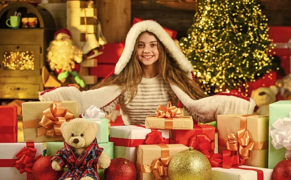 ジングルベル。子供は休日をお楽しみください。冬休み。子供に贈り物を。自由時間と喜び。クリスマスプレゼントのサンタの衣装の子供。クリスマス前の朝だ。可愛いです女の子とギフト — ストック写真