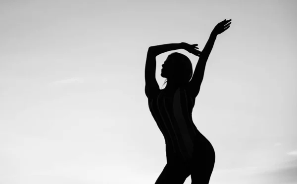 Figura oscura silueta de mujer bailando al aire libre, espacio de copia, inspiración — Foto de Stock