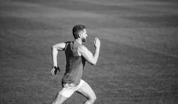 Deportista chico en sportswear ejecutar rápido corriendo en pista de atletismo, velocidad —  Fotos de Stock