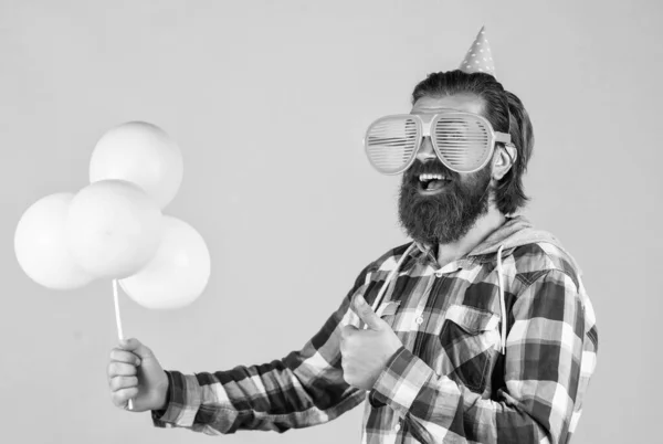 Homem bonito maduro em camisa quadriculada com balões de festa, aniversário — Fotografia de Stock