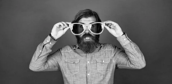 Kaukasiska hipster med skägg och elegant hår i arty glasögon, fest — Stockfoto