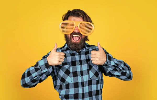 Trendiger Mann mit lustiger Partybrille. Lustiger und lebensfroher Mann im karierten Hemd. Spaß haben. fröhlicher brutaler Partygänger. Reifer bärtiger Hipster in guter Laune. Modekonzept. Daumen hoch — Stockfoto