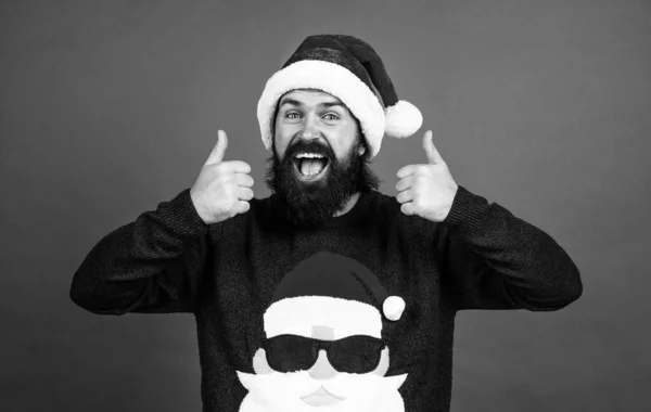 Hagámoslo. Sólo diviértete. hombre maduro barbudo feliz en sombrero de Santa Claus. fiesta de año nuevo. celebrar las vacaciones de invierno. Feliz navidad para ti. tiempo de compras de Navidad. preparar regalos y regalos —  Fotos de Stock