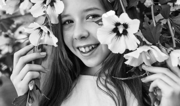 Kind zwischen Hibiskusstaudenblume in der Blütezeit des Frühlings oder im Sommer Natur, Schönheit — Stockfoto
