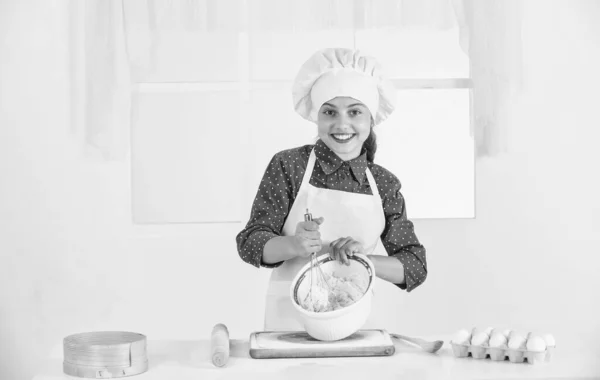 Gosto atende excelência. infância feliz. feliz adolescente menina cozinhando massa. criança em uniforme de chef. — Fotografia de Stock