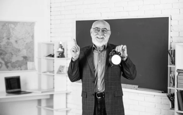 Pensamentos finais. Um tutor barbudo na sala de aula. Ensinar é a sua paixão. Tarefa principal no ensino. Educação formal. Aprendizagem de assuntos clássicos. Melhorar as habilidades de ensino. maduro pedagogo comunicando — Fotografia de Stock