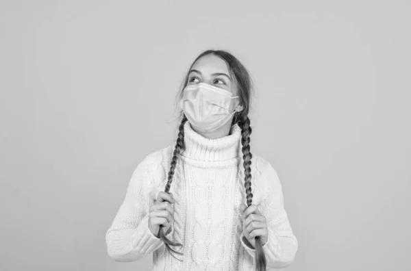 Lány gyermek visel légzőszervi maszkot, hogy megvédje a koronavírus, vírus — Stock Fotó