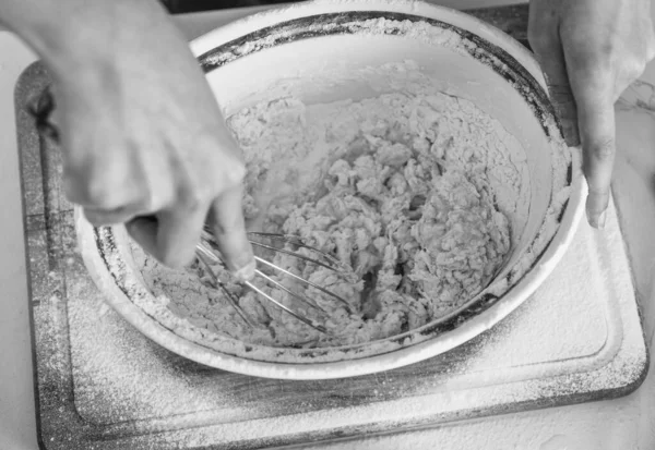 Faire de la nourriture spéciale. petit chef cuisinier faisant de la pâte. enfant préparer des aliments sains à la maison et porter un uniforme de cuisinier. entretien ménager et aide à domicile. développement de l'enfance. petite fille cuisson dans la cuisine — Photo