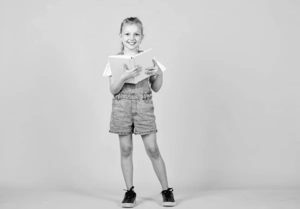 Menina bonita adolescente com livros para a educação, leitura — Fotografia de Stock