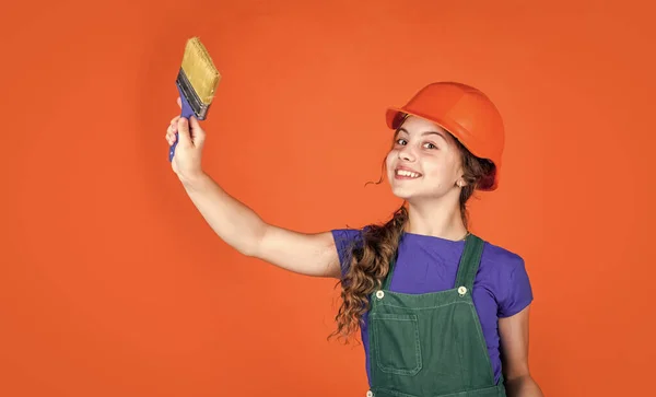 Teen girl painter in protective helmet use painting brush, creativity — Fotografia de Stock