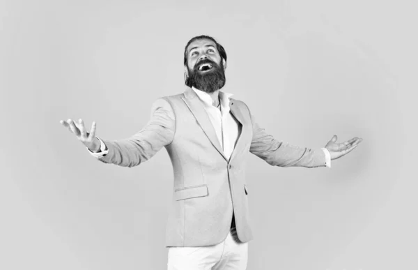 Homem bem preparado em formalwear casamento tem barba, elegância — Fotografia de Stock