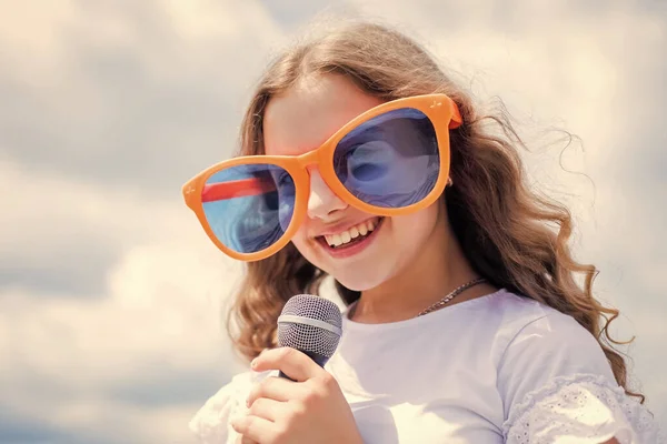 Fröhliche Kindersängerin, die im Mikrofonstil singt, vokal — Stockfoto