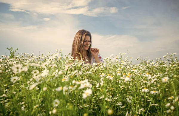 Счастливая женщина отдыхает на маковом поле, расслабляется — стоковое фото