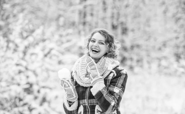 ¡Mira esto! chica hacer y jugar bola de nieve. actividad invernal. mujer feliz disfrutar del paisaje de invierno. ropa de abrigo mujer en el bosque nevado. árboles cubiertos de nieve blanca. estilo casual femenino para la estación fría — Foto de Stock