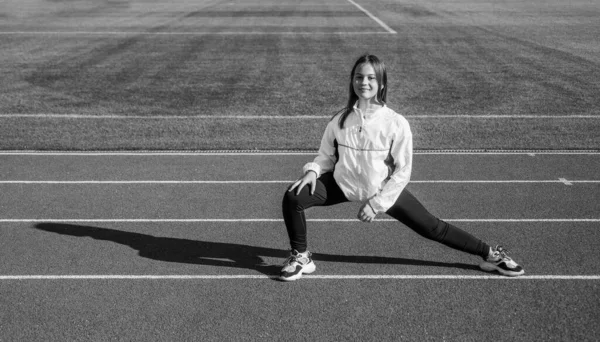 Gezond kind meisje training fitness op stadion running track, sport succes — Stockfoto