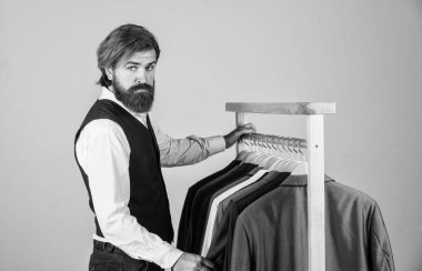 Mezura takan yakışıklı bir sartor. Erkek güzellik ve moda. Sakallı adam, terzi kıyafetleri. Resmi ve ofis kıyafetleri. İş adamı. Kendine güvenen terzi erkek ceketi tasarlıyor. Moda ilham perisi aranıyor