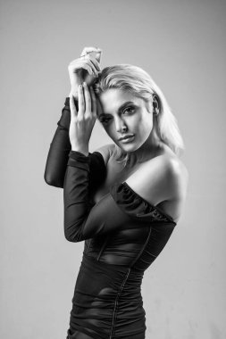 Sarışın ve şık makyajlı seksi kız. Elbise, moda.