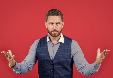 Sen ne istiyorsun? Yönetici sorgulama hareketi yapıyor. El hareketi. İşadamı şüpheli