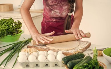 Kız yemek yaparken eğleniyor, çocukluk geçiriyor