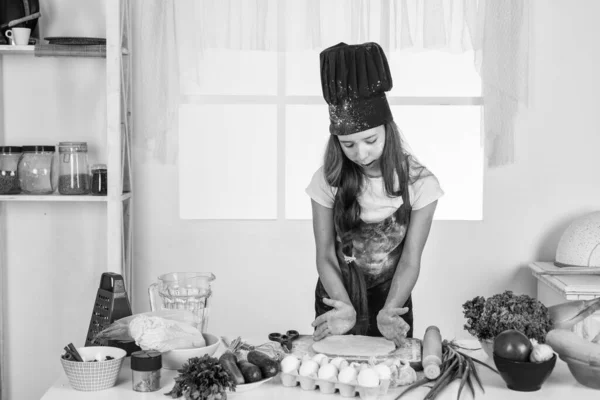 Criança se divertindo enquanto cozinha, produto natural — Fotografia de Stock