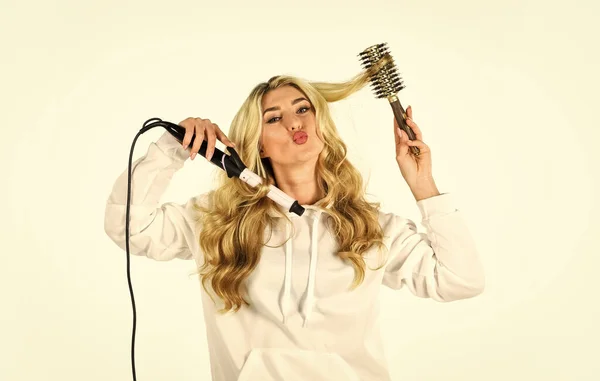 Eco friendly salon. sexy woman has long curly blond hair. girl at hairdresser. Woman With Long Blonde Wavy Hair Ironing It. New hairstyle for today. fashion of beautiful lady. woman curling hair — Stock Photo, Image