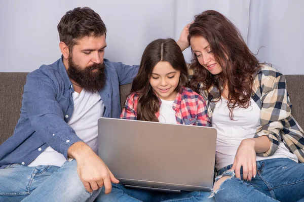 Familia sonriente usando el ordenador portátil en casa, educación —  Fotos de Stock