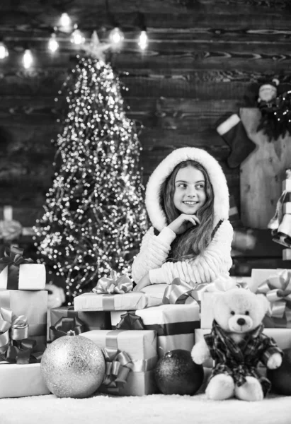 Ezt nézd meg. Díszítsd fel az életed. Boldog karácsonyt és boldog új évet! Kislány Mikulás jelmez szerelem ajándékok. Karácsonyi bevásárlás. üdülési kedvezmény. Gyerekkori boldogság. gyermek várja az ajándékot — Stock Fotó