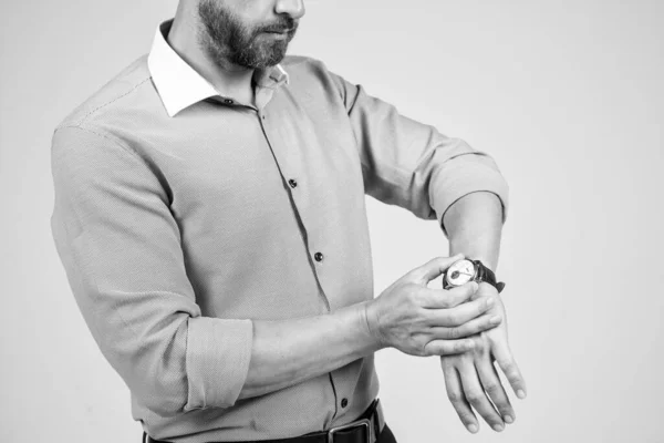 손목 시계를 보고 시간을 확인하는 수염난 남자 — 스톡 사진