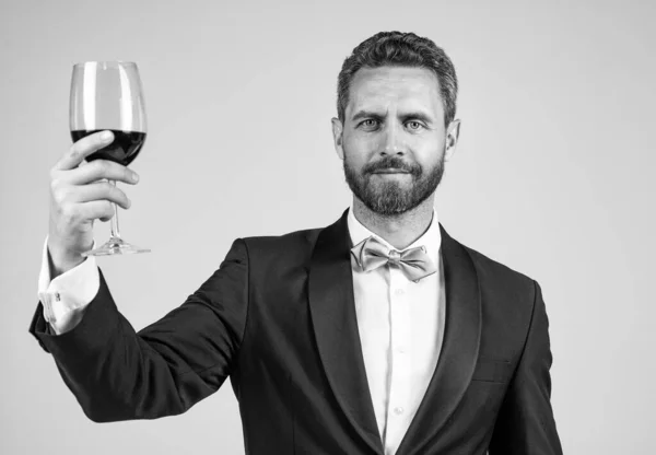 Mooie smoking man in strik cheers met glas rode wijn, verjaardag — Stockfoto