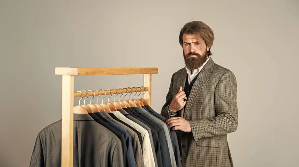 洋服屋のビジネスマンハンサムな男が服を選ぶ、メンズウェアの概念 — ストック写真