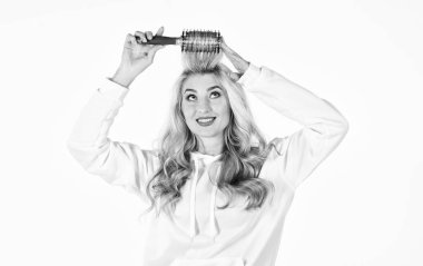 Tepeden tırnağa daha iyi hissediyorum. Uzun kıvırcık saçlı sarışın manken kız. Güzellik portresi. Lüks saçlı bir kız. Sağlıklı Dalgalı Uzun Sarı Saçlı Kız. Dalgalar ve kıvrımlar hacim saç stili