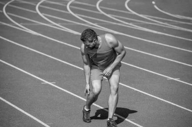 Sporcu incinmiş hissediyor. Keskin acı. Kaslı adamda spor travması var. Adam antrenmandan sonra yaralandı. Spor ve sağlıklı yaşam tarzı rutini. Erkek sporcu sabah egzersizinden sonra sakatlandı