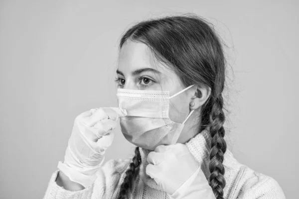 Lány gyermek visel légzőszervi maszkot, hogy megvédje a koronavírus, biztonságos — Stock Fotó