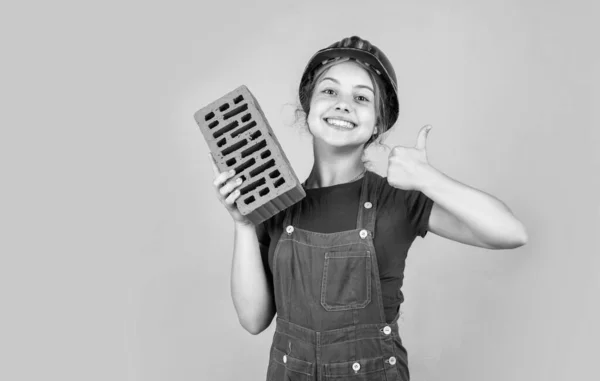 Teenager-Mädchen Bauarbeiter in Schutzhelm verwenden Ziegel, bauen Zukunft — Stockfoto