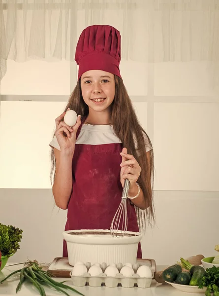 Fille avec oeuf faisant la pâte, cuisine — Photo