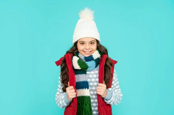 Stylowa nastolatka dziewczyna na niebieskim tle. portret dziecka noszącego ciepłe ubrania. — Zdjęcie stockowe