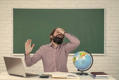 Vahşi traşsız adam. Sınıfta üniversite öğretim görevlisi, bilgi.