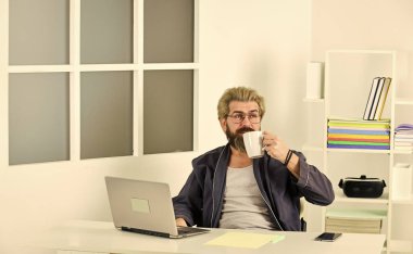 İş ve özel hayatı birbirinden ayırmak zor. İşsizlik kavramı. İnternette iş arayan işsiz bir adam. Özgeçmiş oluştur. İş görüşmesi için. Boşluk. İşsiz adam internette sörf yapıyor. Ekonomik kriz