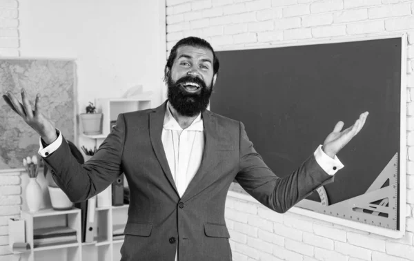 Άνδρας με γενειάδα και μουστάκι φαίνονται ως επιχειρηματίας ή δάσκαλος στο κολέγιο ή το σχολείο, ευτυχία — Φωτογραφία Αρχείου