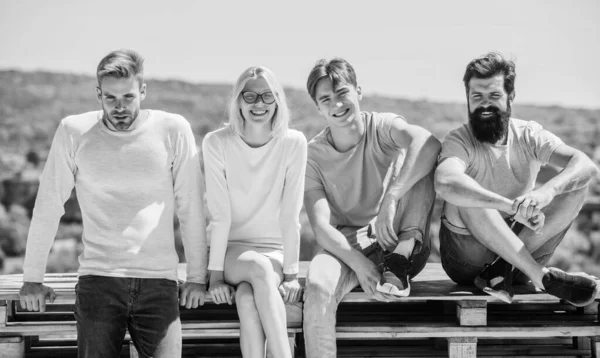 Vrolijke mensen communiceren. Netwerkconcept. Mannen vrouw communiceert lucht achtergrond. Sociale interactie. Menselijke communicatie. Tijd doorbrengen met vrienden. Communicatieve vaardigheden. Zomervakantie — Stockfoto