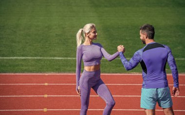 Kutlama takımı el sıkışma hareketiyle kazanır. Bilek güreşi yaptıktan ya da yarıştıktan sonra.