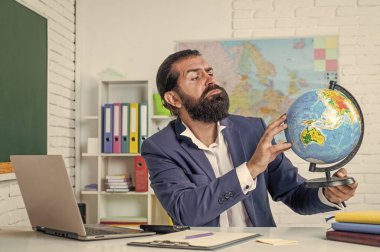 Top Globe Kitabevi Olarak Eğitim Aracı Olan Öğretmen, Okul Eğitimi